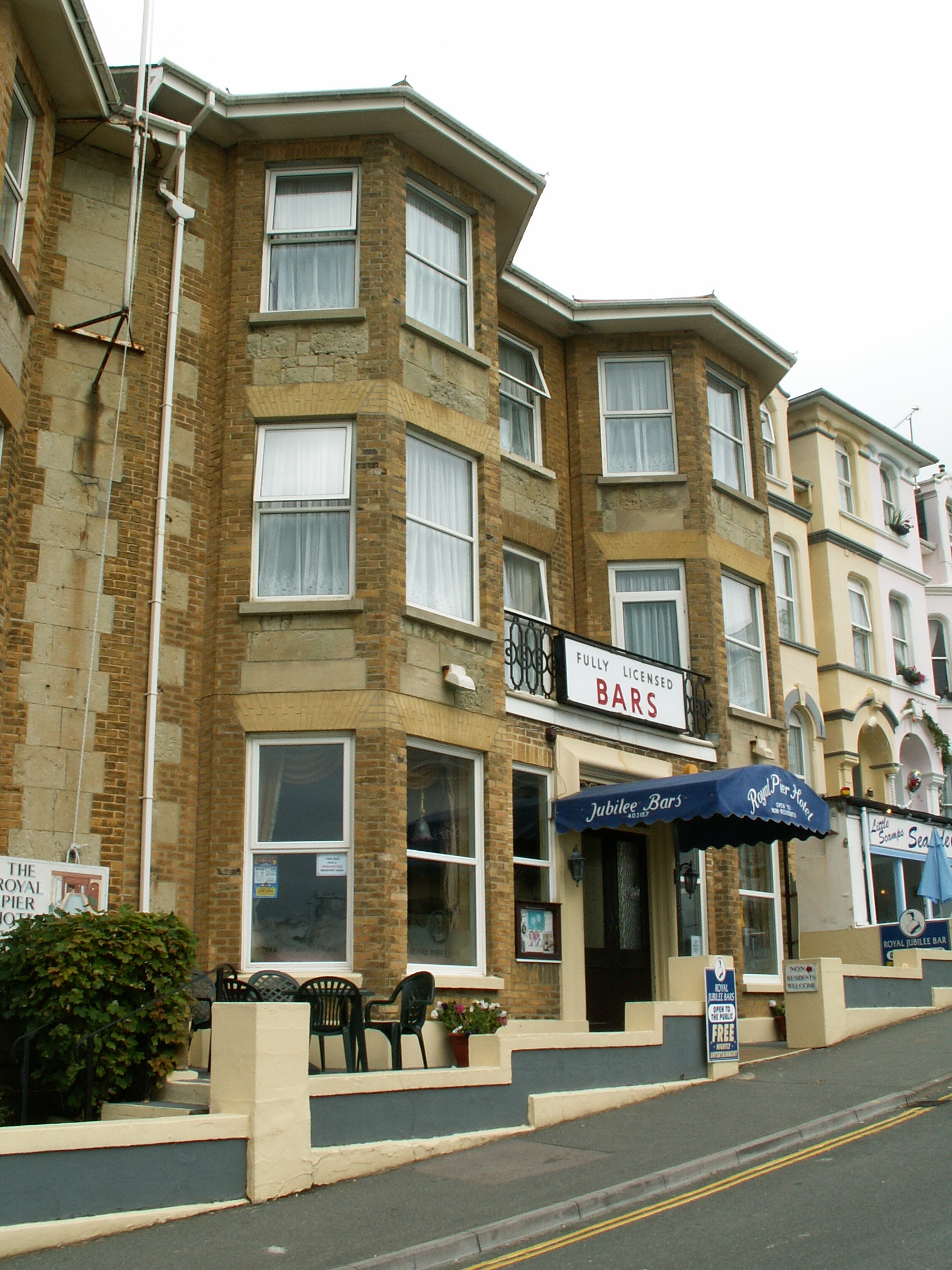 Royal_Pier_Hotel.jpg
